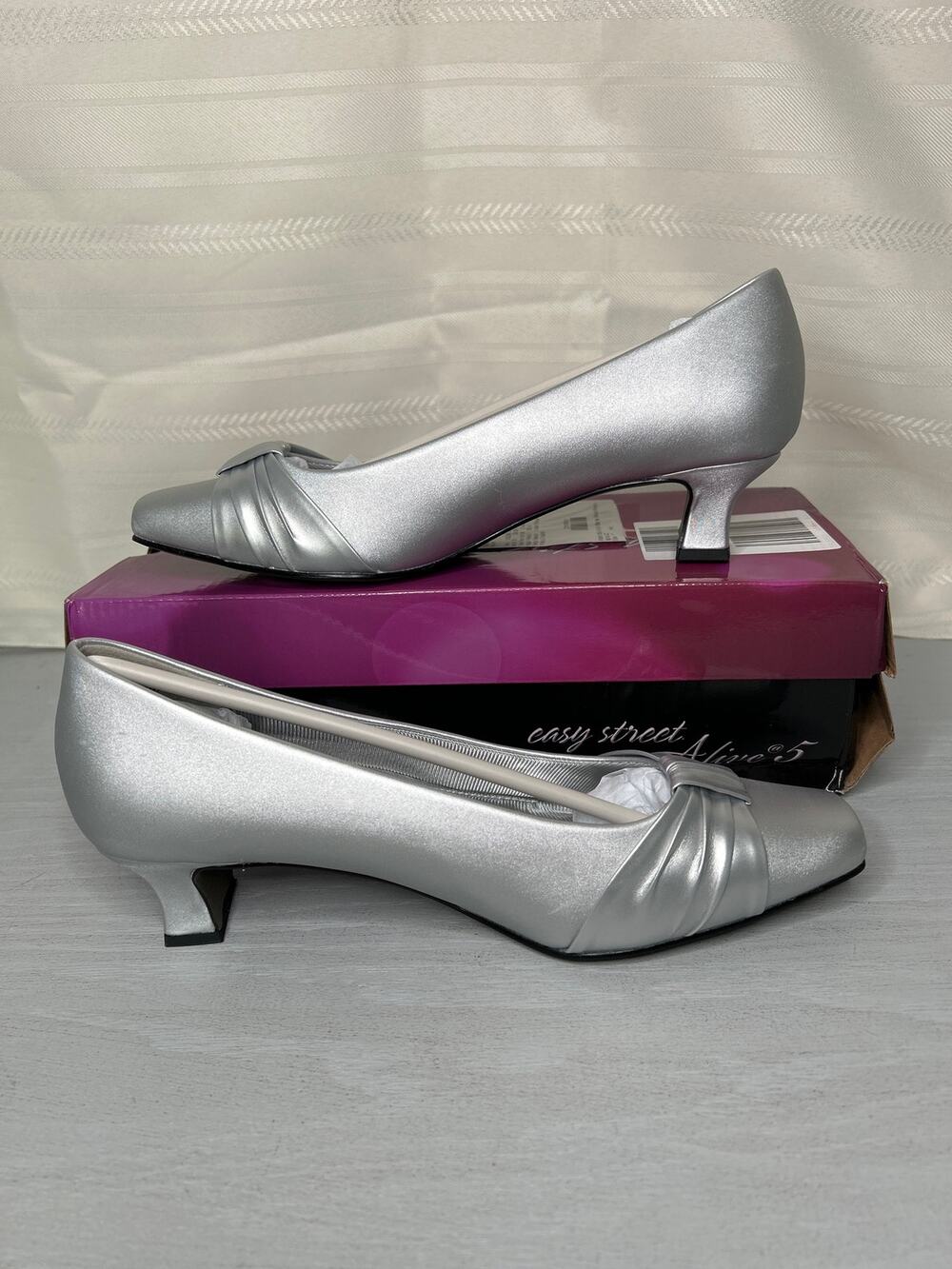 Easy Street Waive Square Toe Kitten Heel Pumps Silver Satin Womens Size 8.5 Wide